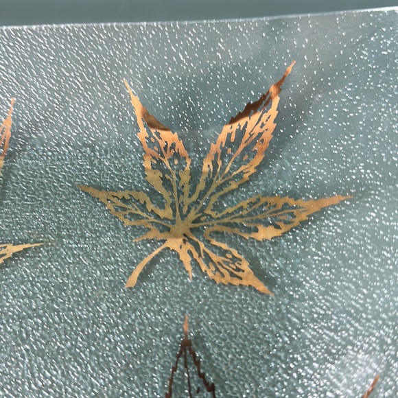 Modern Mid Century Glass Square Dish With Gold Leaf Embellishments - Picture 6 of 7